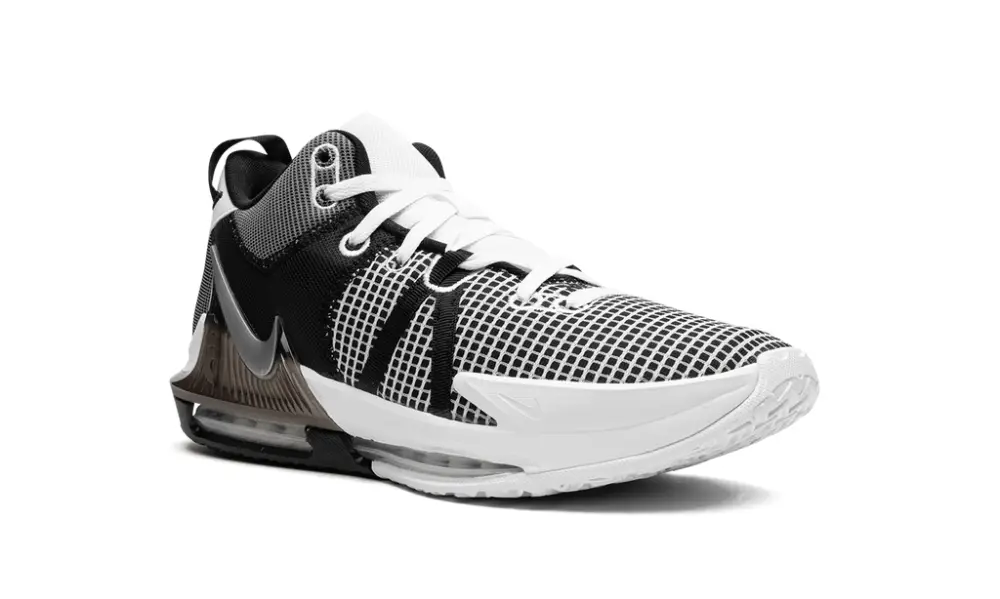 Nike Basketball LeBron Witness VII 