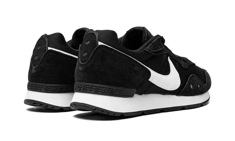 Nike Lifestyle Venture Runner 