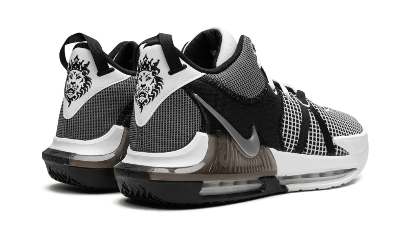 Nike Basketball LeBron Witness VII 