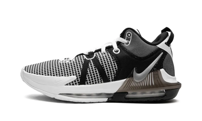 Nike Basketball LeBron Witness VII
