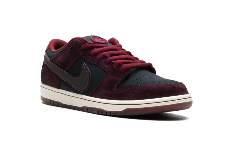 SB Dunk Low 'Riot Skateshop' 