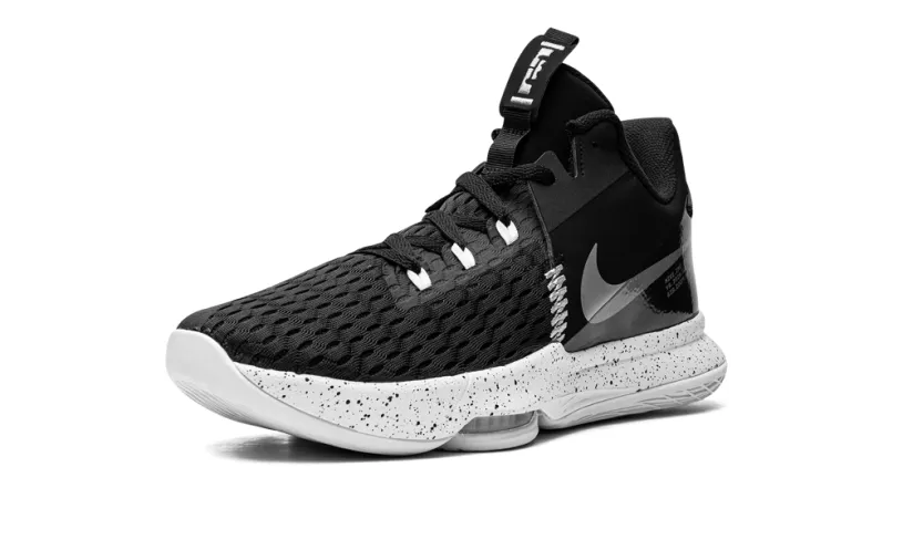 Nike Basketball LeBron Witness V 