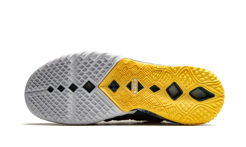 Nike Basketball Lebron 18 'Reflections' 