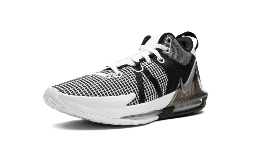 Nike Basketball LeBron Witness VII