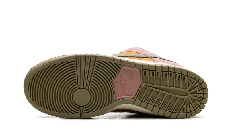 SB Dunk Low 'Red Stardust' 