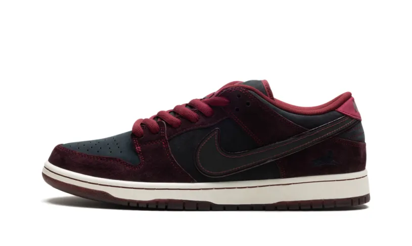 SB Dunk Low 'Riot Skateshop' 